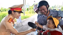 Xua tan mệt mỏi khi nhận chai nước mát lạnh, viên kẹo ngọt ngào