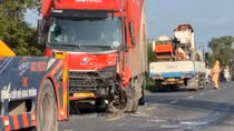 Ô tô đối đầu trên quốc lộ, 1 người chết, 1 người bị thương