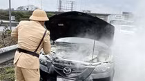 CSGT kịp thời giúp người dân dập tắt đám cháy ô tô
