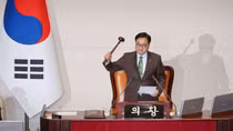Quốc hội Hàn Quốc nhất trí luận tội Tổng thống Yoon Suk Yeol: "Nhà Xanh" trong tâm bão