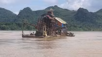 Một ngày bắt 3 vụ, 9 tàu hút cát trái phép trên sông Lô