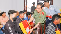 Đoàn Đại biểu Quốc hội TP Cần Thơ tặng quà Tết cho người nghèo