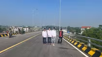 Khởi tố nhóm thanh niên chặt biển số xe, cướp tài sản