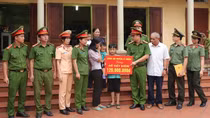 Công an huyện Lý Nhân trao tặng sổ tiết kiệm cho con của đồng đội từ trần