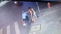 Truy tìm đối tượng cướp giật điện thoại của cô gái người Hàn Quốc
