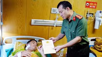 Truy bắt kẻ dùng kiếm đe dọa người dân gặt lúa, chém Công an
