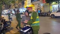 Công an quận Hoàn Kiếm xử lý 14 điểm trông xe trái phép trong đêm Noel