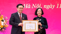 Chủ tịch Quốc hội Vương Đình Huệ đón nhận Huy hiệu 40 năm tuổi Đảng