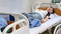 Mâu thuẫn trên mạng xã hội, nữ sinh bị đánh hội đồng phải nhập viện cấp cứu