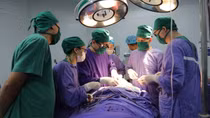 Nam công nhân bị dây cáp văng đứt đôi khí quản