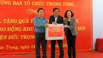 Đồng chí Trương Thị Mai tặng quà Tết công nhân, người lao động KCN Phú Hội