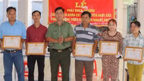 Khen thưởng 5 người dân dũng cảm bắt cướp tại chợ Tam Bình