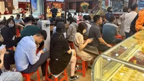 Cân nhắc lợi, hại trước khi xếp hàng mua vàng