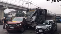 5 ô tô đâm liên hoàn trên đường Võ Nguyên Giáp, giao thông ùn ứ