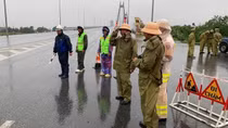 Công an Hải Phòng vượt mưa bão, đảm bảo an toàn cho người dân