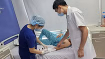 Cứu nam thanh niên bị lóc toàn bộ da bàn tay do tai nạn lao động