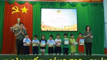 Phụ nữ Công an Bình Dương nhận đỡ đầu cho 40 trẻ có hoàn cảnh khó khăn