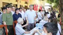 Bộ trưởng Tô Lâm thăm, tặng quà các mẹ Việt Nam Anh hùng, người có công, gia đình chính sách tại xã Kim Liên