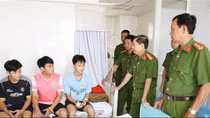 Thăm hỏi CBCS bị thương khi giải quyết vụ học viên cai nghiện gây rối, bỏ trốn