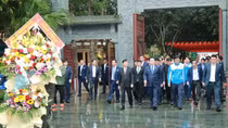 Chủ tịch Quốc hội dâng hương, dâng hoa tưởng niệm Chủ tịch Hồ Chí Minh tại Khu di tích Quốc gia đặc biệt Kim Liên