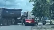Làm rõ vụ tài xế đầu kéo dừng xe giữa Quốc lộ, chặn đầu tấn công tài xế ô tô con