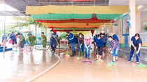 Công an huyện Hương Sơn tập trung giúp dân khắc phục hậu quả mưa lũ