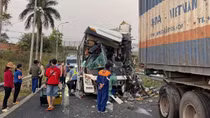 Tự tông vào đuôi container, tài xế tử vong, nhiều hành khách bị thương