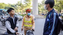"Bố mẹ đi xe không đội mũ bảo hiểm" nên em không nắm được quy định này