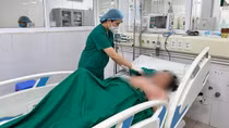 Một phụ nữ nguy kịch vì ngạnh cá trê đâm vào tay