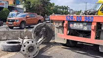 Xe đầu kéo cày nát 30 mét dải phân cách