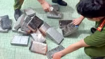 Nguồn gốc hàng trăm kilôgam ma túy dạng cocaine trôi dạt vào bờ biển?
