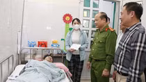 Thăm hỏi cán bộ CSGT bị thương trong khi làm nhiệm vụ