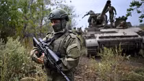 Hàng loạt binh sĩ Ukraine đầu hàng, cựu quan chức NATO nêu nhận định nóng
