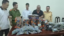 Nhộn nhịp buôn bán, chế pháo nổ dịp cuối năm
