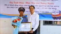 Khen thưởng nhân viên gác chắn dũng cảm cứu người