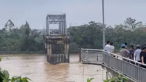 Sập cầu Phong Châu ở Phú Thọ