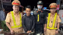 Nhét 5 bao tải pháo trên xe tải, tài xế bất ngờ giơ thẻ nhà báo “lạ” trình CSGT