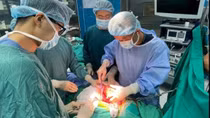 Sụt cân bất thường, cô gái trẻ mắc khối u thận khổng lồ