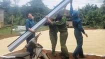 Công an huyện Đắk Mil hỗ trợ nhân dân khắc phục hậu quả sau dông lốc