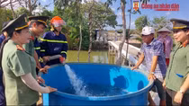 Người dân xúc động khi nhận nước sạch ngay trong đêm