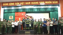 Bộ Công an tiếp nhận tác phẩm điêu khắc về 3 liệt sĩ Cảnh sát PCCC Công an quận Cầu Giấy