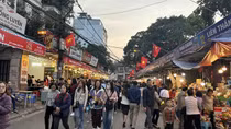 Công an đặt biển, trực tiếp nhắc nhở người dân cảnh giác mất cắp khi đi Phủ Tây Hồ