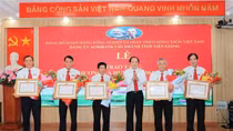 Trao tặng Huy hiệu 30 năm tuổi Đảng cho 5 đảng viên thuộc Đảng bộ Agribank Tiền Giang