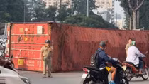 Xe đầu kéo lật ngay vòng xoay trung tâm thành phố, giao thông ùn ứ