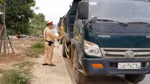 Tập trung xử lý xe chở đất gây mất an toàn giao thông và ô nhiễm môi trường