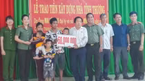 Công an Vĩnh Long trao tiền xây nhà tình thương cho hộ nghèo ở Trà Ôn