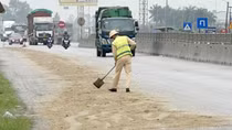 CSGT nhanh chóng xử lý vết dầu loang trên quốc lộ làm nhiều người trượt ngã