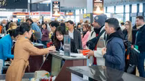 Giá vé máy bay lại tăng cao