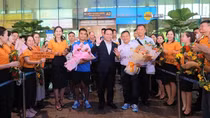Cổ động viên vui mừng chào đón Câu lạc bộ bóng đá LPBank - HCMC trở về