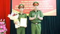 Trao thư khen chiến sỹ Công an dũng cảm cứu sống 2 cháu bé bị đuối nước